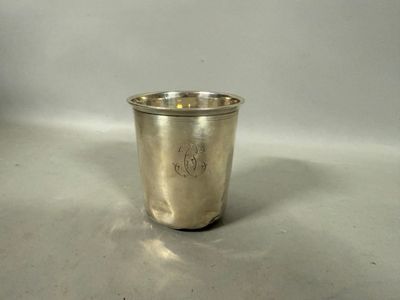 une coupe en argent posée sur une table