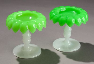 deux vases verts posés l'un à côté de l'autre sur une table