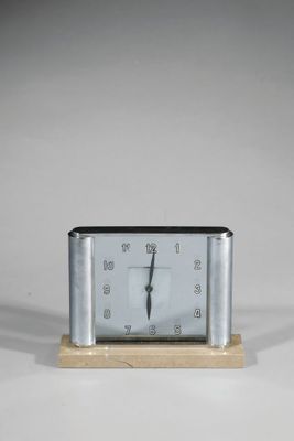 une horloge posée sur un socle en bois