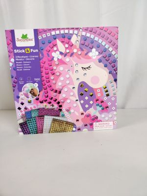 Le kit de loisirs créatifs comprend une licorne rose et des autocollants