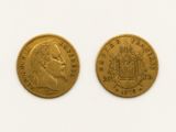 deux souverains d'or, dont l'un est orné d'une couronne et l'autre est un souverain
