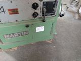 a machine that is sitting on the floor in a room