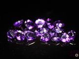 pierres facettées d'améthorate violet sur fond noir
