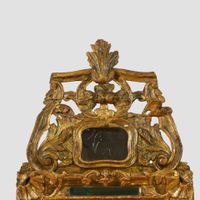 Miroir à fronton en bois sculpté doré, sommé de rinceaux d'a… (photo 2)