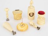 Plusieurs types d'objets sculptés sont exposés sur un fond blanc