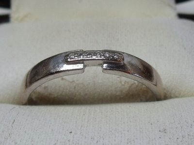 une photo d'une bague en argent sertie de diamants