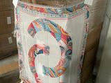 un grand sac de courses posé sur une palette dans un entrepôt