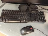 un clavier d'ordinateur et une souris posés sur un bureau