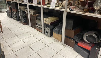 une pièce remplie d'une multitude d'objets de toutes sortes