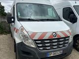 deux camionnettes blanches garées l'une à côté de l'autre dans un parking
