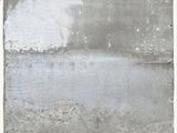 une photo en noir et blanc d'un mur en béton avec une borne d'incendie rouge
