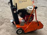 une petite machine posée sur le sol