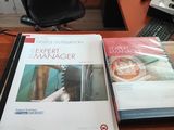 deux livres posés sur un bureau à côté d'un ordinateur