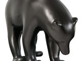 une statue représentant un ours debout sur une surface blanche