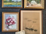 quatre tableaux encadrés sur le mur d'une pièce