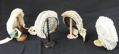 trois chapeaux sont empilés les uns sur les autres sur une table