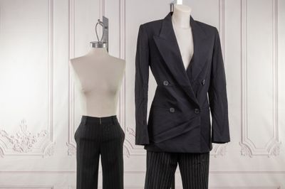 un mannequin et un costume sur un présentoir à mannequin
