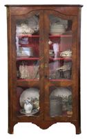 Vitrine de style Louis XV en bois de placage.