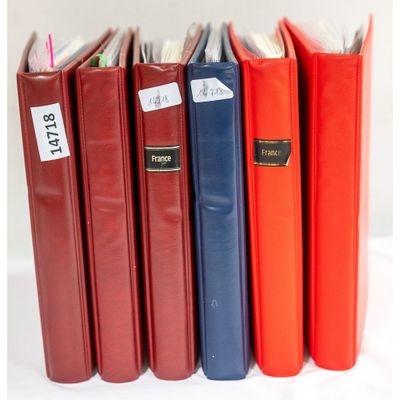 de nombreux livres alignés sur une table
