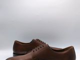 une paire de chaussures marron sur fond blanc
