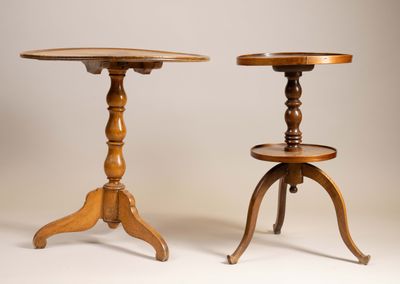 deux tables en bois, dont l'une avec un petit plateau et l'autre sur un pied