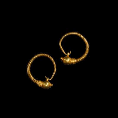 une paire de boucles d'oreilles en or