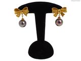 gros plan d'une paire de boucles d'oreilles sur un support