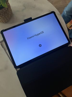 quelqu'un est assis à une table sur laquelle se trouve un ordinateur portable