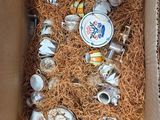une boîte remplie de tasses à thé et de soucoupes