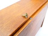 un gros plan d'une armoire en bois sur laquelle sont fixées deux vis