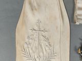 un sac blanc orné d'un nœud et d'une paire de gants
