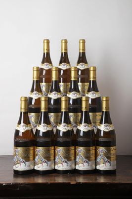 plusieurs bouteilles de vin posées sur une table en bois