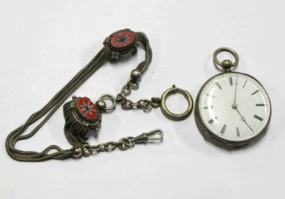une montre de poche en argent et une chaîne ornée d'une fleur rouge
