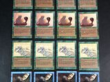 Les cartes sont posées sur une table et présentent de nombreux motifs différents.