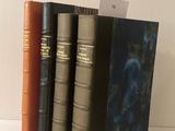 trois livres qui se trouvent côte à côte sur une étagère