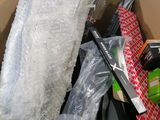 une boîte en carton remplie d'objets qui se trouvent à l'intérieur