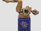 une image représentant une statue en bronze d'une femme tenant une balle