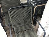 de nombreuses chaises qui sont entassées dans un coin d'un bâtiment