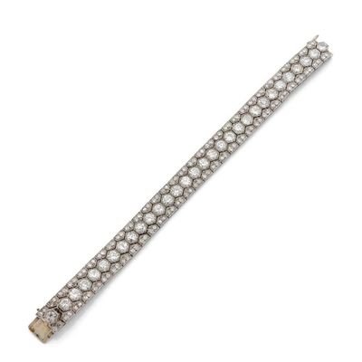 un bracelet en diamants, signé Cartier