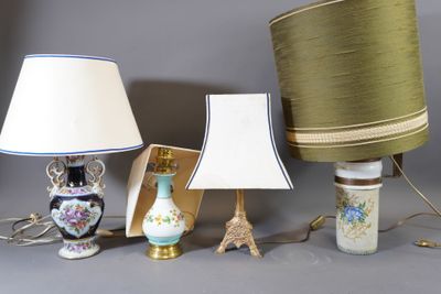 Lot de 4 lampes dont 3 en porcelaine et une en laiton.