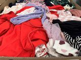 une boîte pleine de vêtements posée sur le sol