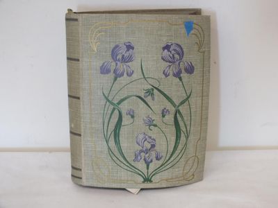 un livre orné de fleurs violettes, posé sur une table