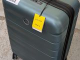 un bagage posé par terre, sur lequel est collé un autocollant