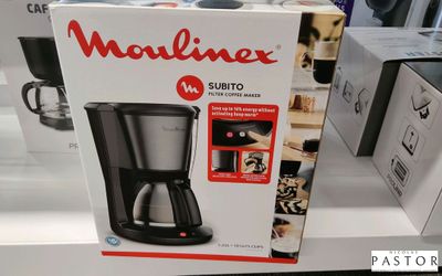 un carton contenant une cafetière, exposé dans un magasin