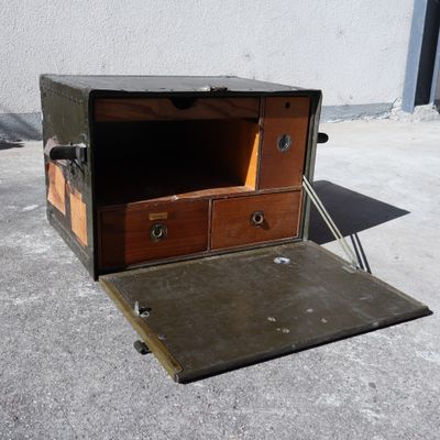 une petite boîte en bois comportant deux tiroirs à l'intérieur