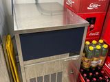 Des bouteilles de soda et de boissons gazeuses sont alignées dans un magasin