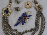 un gros plan d'un collier orné de nombreux bijoux