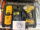 de nombreux outils différents dans une boîte sur laquelle est apposée une étiquette de prix
