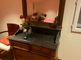 une commode surmontée d'un miroir dans une pièce