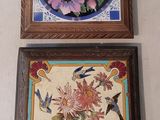 deux tableaux représentant des fleurs et des oiseaux, accrochés au mur